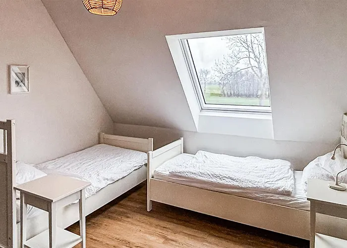 4 Bedroom Cozy In Vakantiehuis Detern